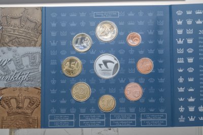 купить Нидерланды годовой набор монет евро 2007 (8 монет + жетон в буклете)