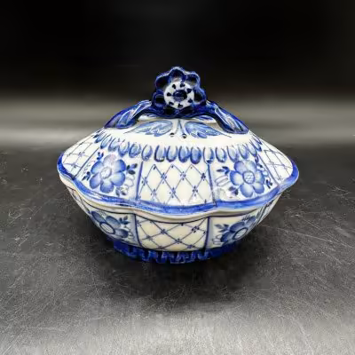 купить Шкатулка (сахарница, ёмкость для специй) с цветочным декором, фарфор, роспись, Объединение «Гжель», СССР, 1986-1991 гг.
