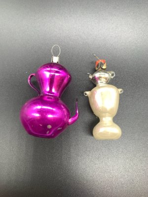 купить Набор из 2-х елочных игрушек в подборе ("Кофейник", "Самовар с чайником"), стекло, роспись, металл, СССР, 1940-1960 гг.