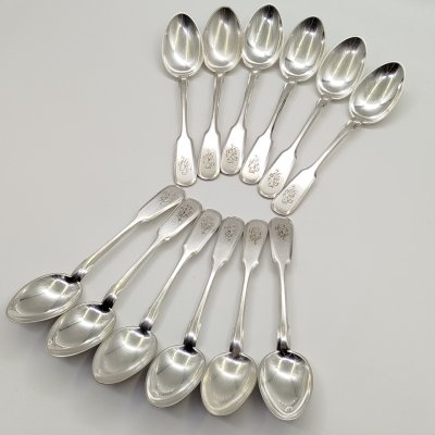 купить Набор из двенадцати десертных ложек с монограммами на черенках, металл, серебрение, Fraget (Фабрика серебряных и плакированных изделий Иосифа Фраже), Царство Польское, 1896-1917 гг.