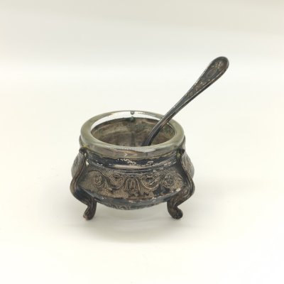 купить Солонка с цветочным орнаментом и миниатюрной ложечкой, мельхиор (медь-никель), стекло, Мстерская художественная фабрика «Ювелир», СССР, 1960-1980 гг.
