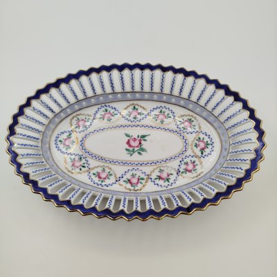 купить Сухарница, украшенная изображением роз, Ancienne Fabrique Royale, фарфор, роспись, крытье, золочение, Limoges, Франция, 1950-1970 гг.