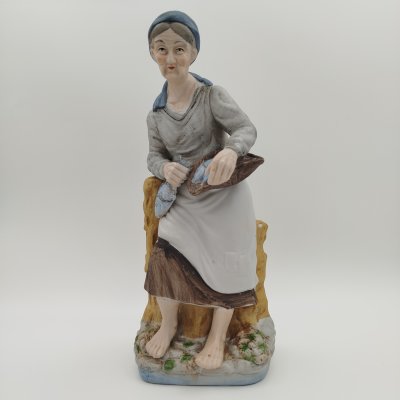 купить Статуэтка "Женщина с корзиной рыбы", фарфор, роспись, Европа, 1990-2010 гг.