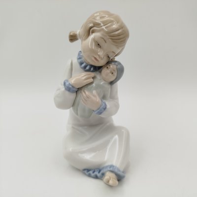 купить Статуэтка "Девушка с куклой", фарфор, роспись, NAO Porcelain, Испания, 1970-2000 гг.