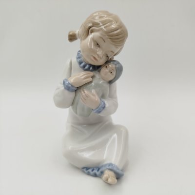 купить Статуэтка "Девушка с куклой", фарфор, роспись, NAO Porcelain, Испания, 1970-2000 гг.