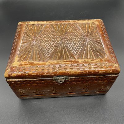 купить Шкатулка с резным декором, дерево, резьба, лак, СССР, 1980-2000 гг.
