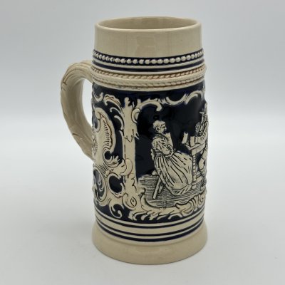 купить Кружка пивная, украшенная сценой флирта (два ухажера), керамика, рельеф, Marzi & Remy, Германия, 1879-1964 гг.