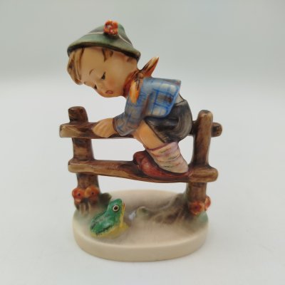 купить Статуэтка "Мальчик и лягушка", фаянс, роспись, Goebel Hummel, ФРГ, 1948 г.