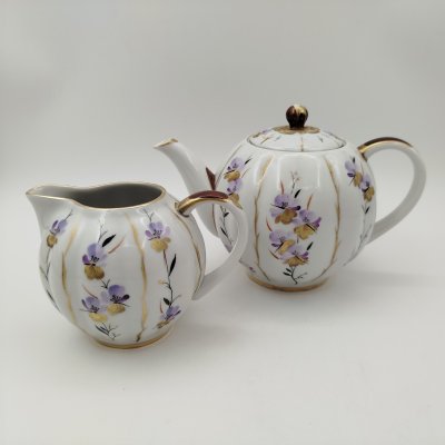 купить Чайник заварочный и молочник из сервиза "Фиалки" ("Дольчатый"), автор росписи Л.И. Григорьева, фарфор, роспись, золочение, Ленинградский фарфоровый завод (ЛФЗ), СССР, 1970-1992 гг.