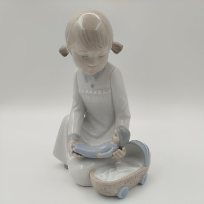 купить Статуэтка "Девочка с куклой у колыбели", фарфор, роспись, NAO Porcelain, Испания, 1970-2000 гг.