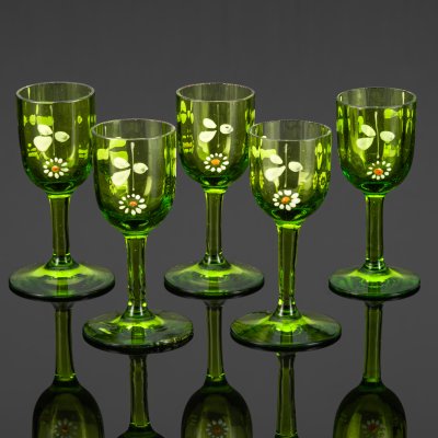 купить Набор ликерных рюмок зеленого оттенка с декором в виде ромашек (5 шт.), стекло, роспись эмалевыми красками, Западная Европа, 1910-1930 гг.