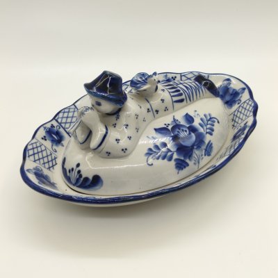 купить Масленка "Пастушок с дудочкой", Гжель, фарфор, роспись, Россия, 1990-2020 гг.
