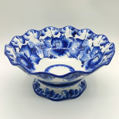 купить Большая ваза для фруктов на ножке, с волнистым бортом, исп. Соцкова, фарфор, роспись, Гжельский фарфоровый завод, Российская Федерация, 1991-2015 гг.