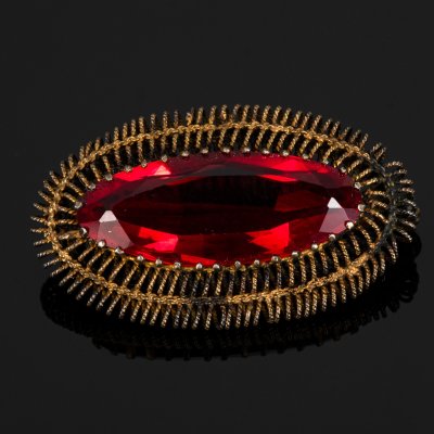 купить Брошь овальная со вставкой красного цвета, металл, золочение, стекло, Тбилисская ювелирная фабрика, СССР, 1953-1955 гг.