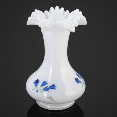 купить Вазочка "Bohemian glass" белого цвета с фестончатым краем и декором в виде колокольчиков, стекло, печать, Чехословакия, 1970-1990 гг.