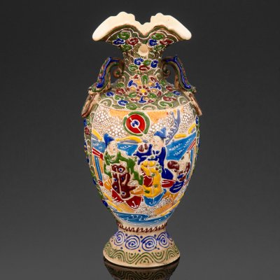 купить Ваза с ручками и изображением бытовых сцен чиновников в стилистике Сацуме (Satsume), фаянс, роспись эмалевыми красками, Япония, 1940-1960 гг.