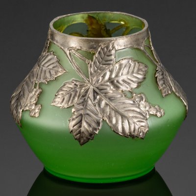 купить Ваза с декором в виде виноградных лоз и листьев, стекло, басма, Франция, 1900-1920 гг.