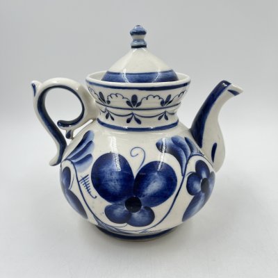 купить Заварочный чайник с цветочным декором, фарфор, роспись, Объединение «Гжель», СССР, 1972-1985 гг.