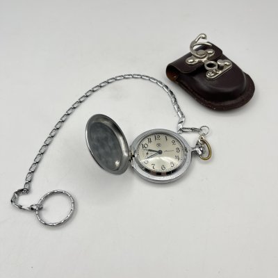 купить Часы карманные «Молния» с растительным декором, в оригинальном чехле, металл, стекло, искусственная кожа, Челябинский часовой завод «Молния», СССР, 1970-1980 гг.