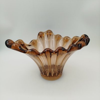 купить Ваза (конфетница) треугольной формы карамельного оттенка, Орловская фабрика стеклянных изделий "Победа" (предположительно), цветное стекло, СССР, 1970-1990 гг.