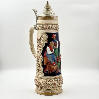 купить Кружка пивная крупная, украшенная сценой из сельской жизни и цветочным декором, керамика, рельеф, крытье, люстр, крышка -сплав металлов, Marzi & Remy, Германия, 1964-1990 гг.