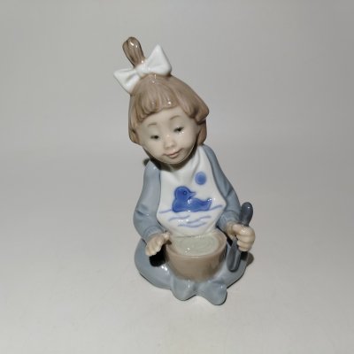 купить Статуэтка "Девочка с тарелкой", фарфор, роспись, NAO Porcelain, Испания, 1988-2000 гг.