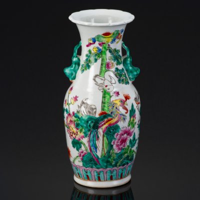 купить Ваза, украшенная мотивом феникса в цветах ((кит. 鳳凰, фэнхуан) женское начало (инь) с фигурными ручками в виде кошек, фарфор, роспись, Китай, 1960-1980 гг.