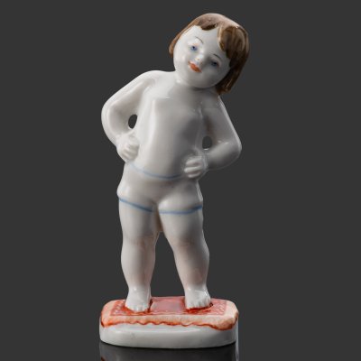 купить Статуэтка "Зарядка", серия "Дошкольники", автор росписи Лупанова Е. Н., скульптор Столбова Г. С., фарфор, роспись, Ленинградский фарфоровый завод (ЛФЗ), СССР, 1950-1959 гг.