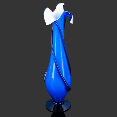 купить Ваза насыщенного синего цвета со спиралевидным декором, стекло, двухцветное, гутная техника, Европа, 1950-1980 гг.