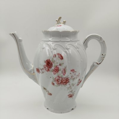 купить Чайник (кофейник), украшенный ажурным рельефным декором и цветами на тулове, фарфор, деколь, золочение, Западная Европа, 1900-1930 гг.