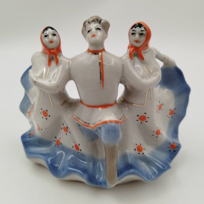 купить Статуэтка "Уральский перепляс", автор Синявская С.И, фарфор, роспись, золочение, Сысертский завод керамических изделий, СССР, 1960-1980 гг.