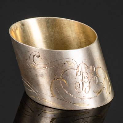 купить Кольцо для салфетки в стиле модерн с гравировкой "ВЛ", металл., резьба, золочение, мастер-монограммист "ИФ", Российская империя, 1908-1917 гг.