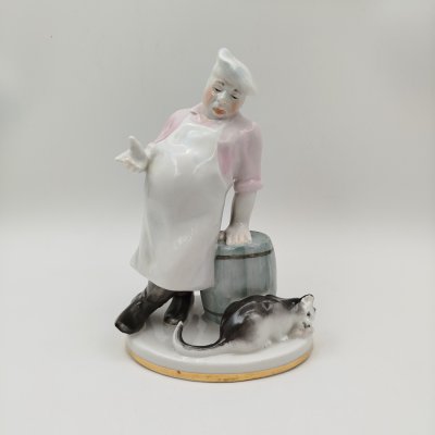 купить Статуэтка "Кот и повар", скульптор В.А. Михалёв, фарфор, роспись, золочение, Ленинградский фарфоровый завод (ЛФЗ), СССР, 1950-1959 гг.