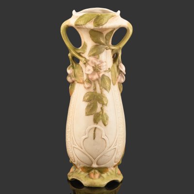 купить Ваза, выполненная в стиле модерн с рельефным декором в виде розовых цветов, фарфор, роспись, Royal Dux, Австро-Венгрия, 1900-1918 гг.