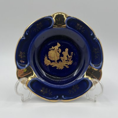 купить Пепельница кобальтого оттенка, украшенная галантной сценой, Limoges Edite Par Gout De Ville, фарфор, золочение, Франция, 1970-1990 гг.