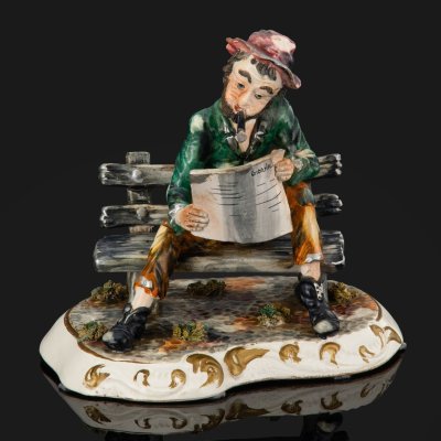 купить Статуэтка "Мужчина, читающий газету" (крупная), фаянс, роспись, Европа, 1970-1990 гг.