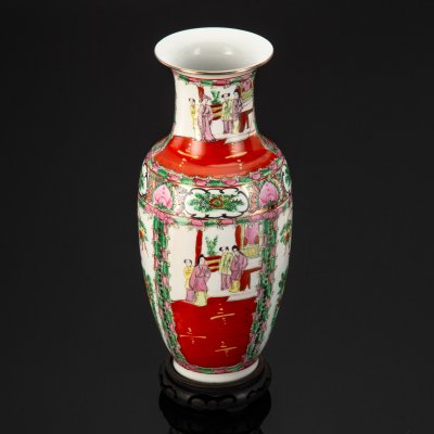 купить Ваза на подставке, украшенная изображением сценками бытовой жизни в медальонах и мотивом цветов и птиц в стиле розового семейства (famille rose), фарфор, дерево, роспись, деколь, золочение, Китай, 1960-1980 гг.