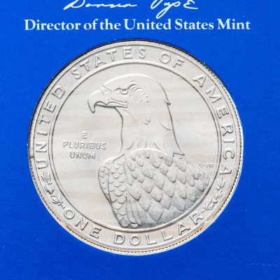 купить США 1 доллар (dollar) 1983 D XXIII летние Олимпийские Игры 1984 в Лос-Анджелесе знак монетного двора "D" - Денвер, в официальном буклете