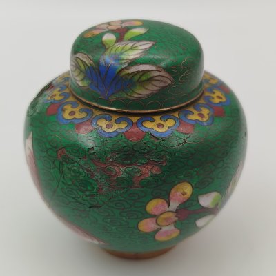 купить Чайница миниатюрная (ваза с крышкой), украшенная цветочным декором в технике клуазоне, латунь, перегородчатые эмали, Китай, 1950-1980 гг.