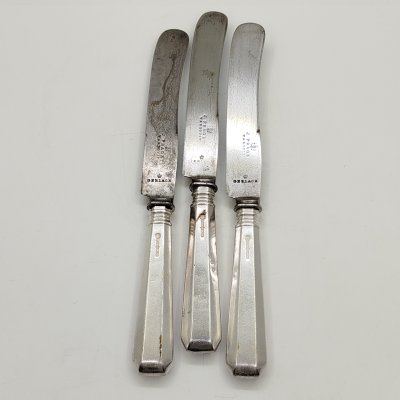 купить Набор из трех столовых ножей с массивными ручками, металл, серебрение, сталь, Fraget (Фабрика серебряных и плакированных изделий Иосифа Фраже), Царство Польское, 1890-1915 гг.