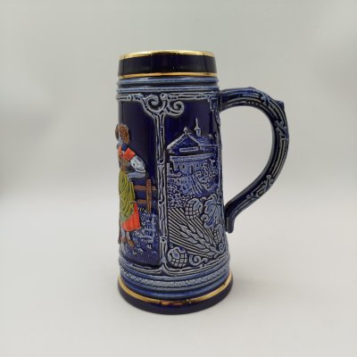 купить Пивная кружка с крышкой, декорированная трактирной сценкой, керамика, рельеф, золочение, Marzi & Remy, Германия, 1964-1990 гг.