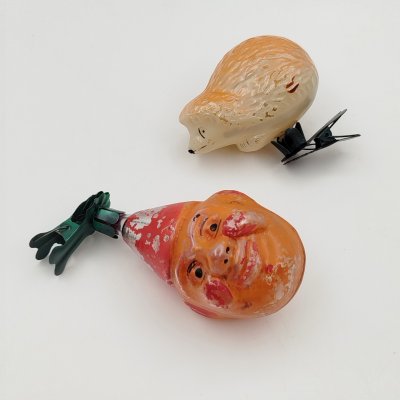 купить Набор из 2-х ёлочных иггрушек на прищепке ("Клоун" и "Ежик"), стекло, роспись, металл, СССР, 1960-1980 гг.