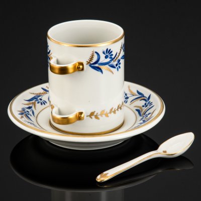 купить Пара кофейная с ложкой, украшенная цветочным декором в стилистике Capodimonte, фарфор, роспись, золочение, Италия, 1980-2005 гг.
