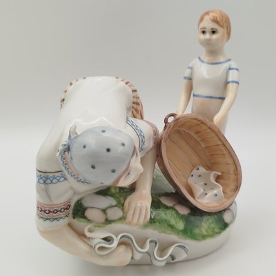 купить Статуэтка "Прачка с ребенком", автор росписи Ефимова Н., "Арт-модерн керамика", фарфор, роспись, деколь, Российская Федерация, 2010-2015 гг.