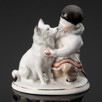 купить Статуэтка "Мальчик-якут с собакой", скульптор С.Б. Велихова, фарфор, роспись, золочение, Ленинградский фарфоровый завод (ЛФЗ), СССР, 1970-1986 гг.