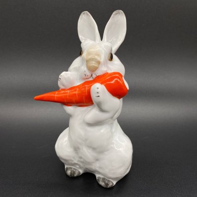 купить Статуэтка "Заяц с морковкой", фарфор, роспись, Ленинградский фарфоровый завод (ЛФЗ), СССР, 1960-1969 гг.