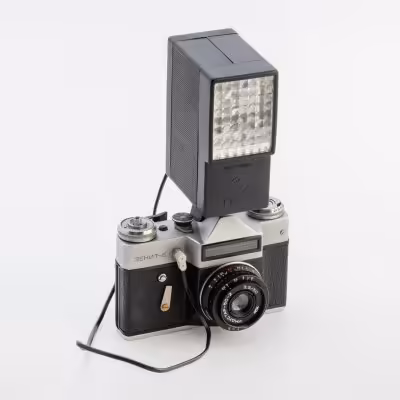 купить Фотоаппарат "Зенит-Е" в кофре с электрической фотовспышкой "Электроника Л5 - 01" в чехле с паспортом, пластик, дермантин, СССР, 1990 г.