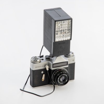 купить Фотоаппарат "Зенит-Е" в кофре с электрической фотовспышкой "Электроника Л5 - 01" в чехле с паспортом, пластик, дермантин, СССР, 1990 г.