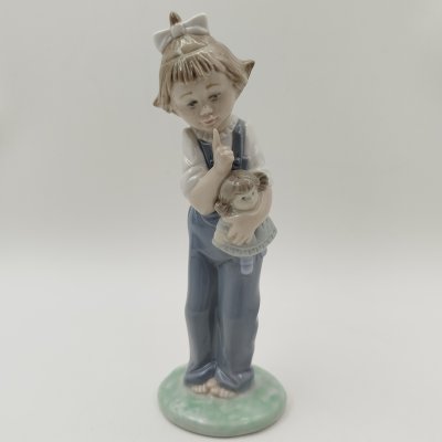 купить Статуэтка "Девочка с куклой", фарфор, роспись, NAO Porcelain, Испания, 1970-2000 гг.