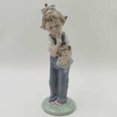 купить Статуэтка "Девочка с куклой", фарфор, роспись, NAO Porcelain, Испания, 1970-2000 гг.